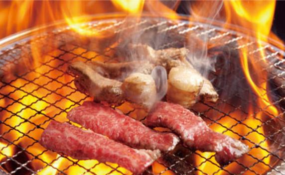 炭火の網で焼ける上カルビ