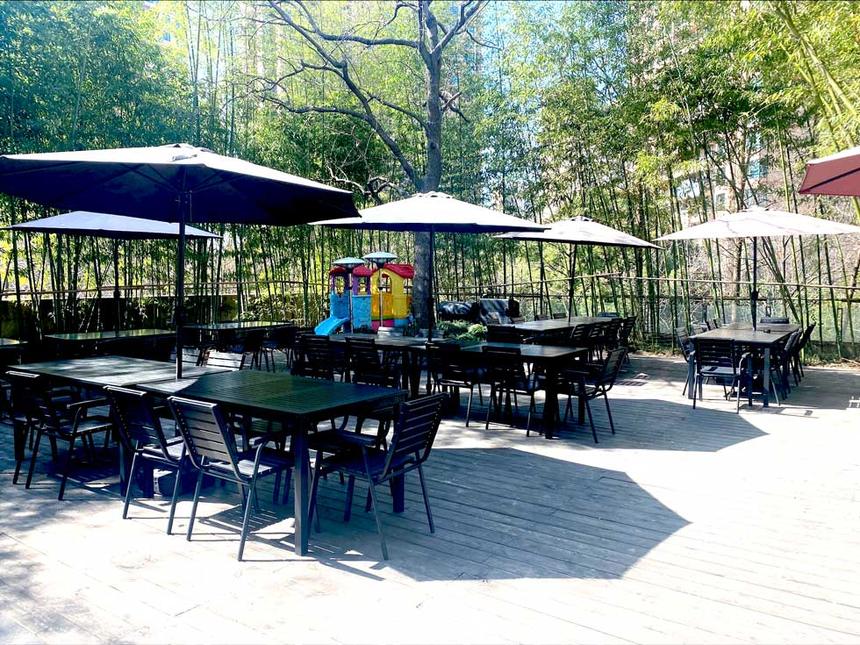 竹林に囲まれたテラスのBBQ会場